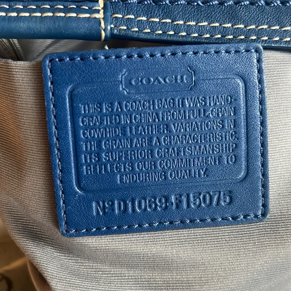 Authentic COACH Blue Leather Women's Bag with 3 Compartments - Picture 12 of 12